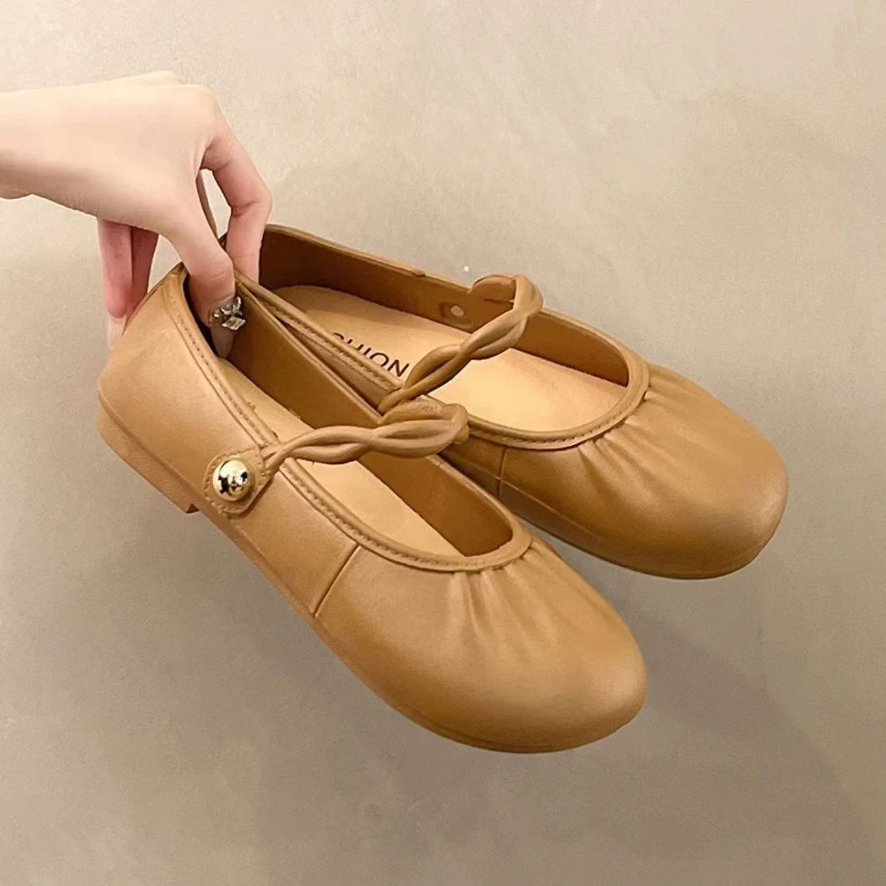 Туфли Мэри Джейн на мягкой подошве, неглубокий вырез, новый летний стиль 2025 года, нежные и универсальные, однорядный ремешок, элегантные босоножки, женская обувь на плоской подошве.