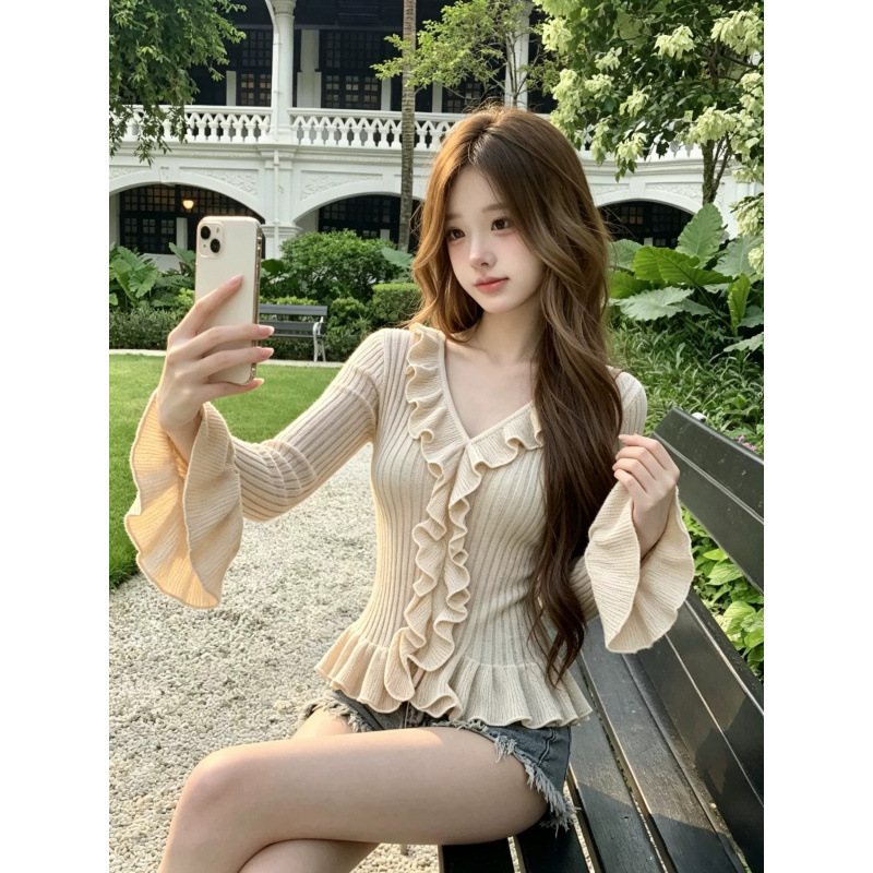 Autumn and winter French-style ruffled V-neck knit sweater for women, gentle style with ruffle trim, slimming bell sleeves, long-sleeved base sweater Autumn and winter French-style ruffled V-neck knit sweater for women, gentle style with ruffle trim, slimming bell sleeves, long-sleeved base sweater