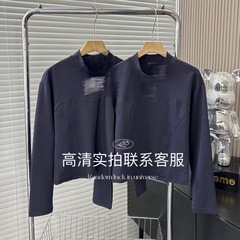 秋冬の新型のファッションブランドの工場の底のシャツの女性の秋冬の中で保温して身を修めてやせている洋風の長袖のtシャツの上着を現します。