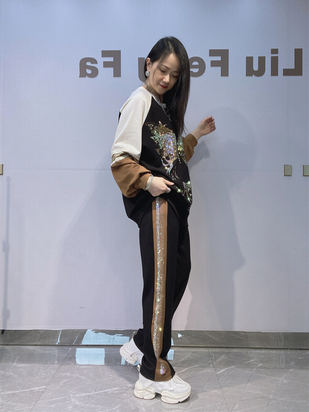 Otoño y invierno nuevo estilo americano de estilo callejero juego de colores de estilo de mujer de tamaño grande cuello redondo pantalones de manga larga dos piezas para mujeres