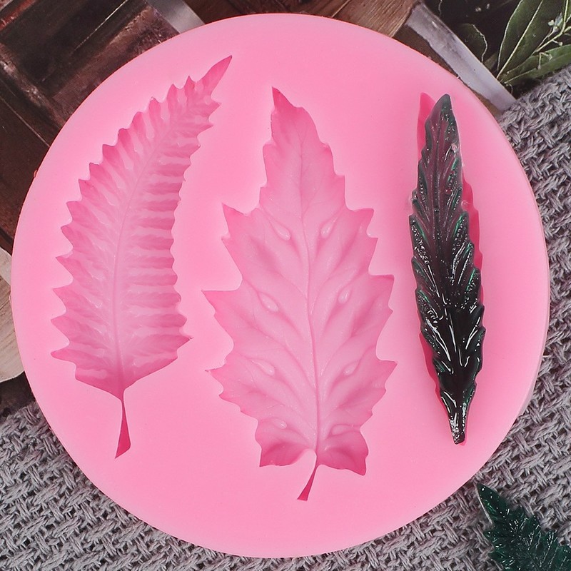 いくつかの草の葉のカエデの葉の形の液体のシリカゲルの鋳型のdiyはあめのケーキの石膏をひっくり返してゴムの鋳型を垂らします。|undefined
