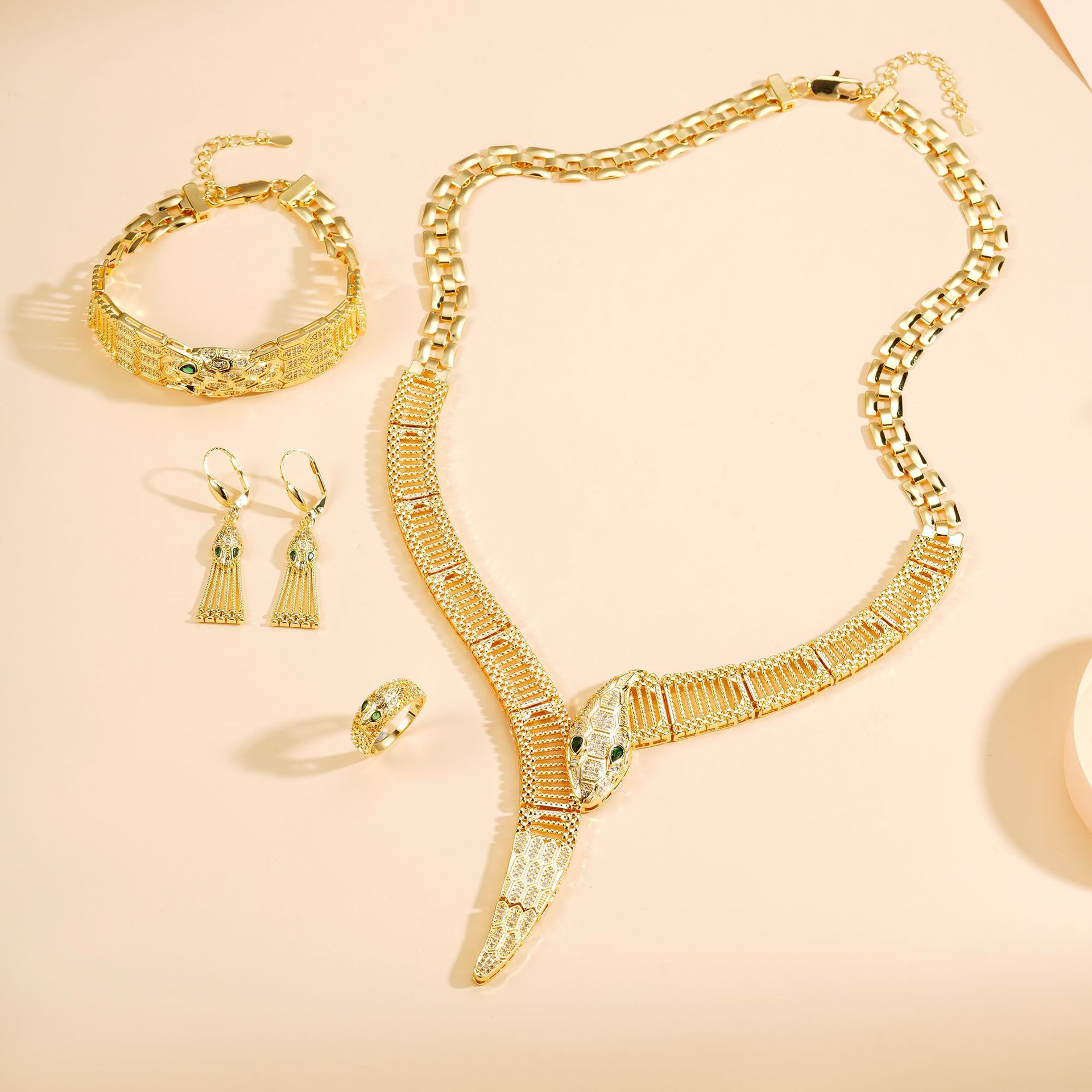 Diseño de moda transfronteriza personalidad sensación de serpiente conjunto de joyería collar pendientes pulsera anillo conjunto de cuatro piezas de gama alta europea y americana