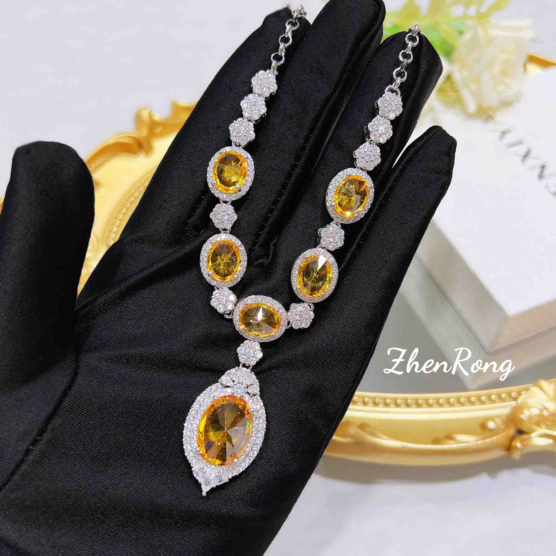 Súper Hada temperamento creativo collar anti-incrustaciones hembra brillante amarillo diamante aretes anillo abierto pull pulsera colorido tesoro conjunto de cuatro piezas