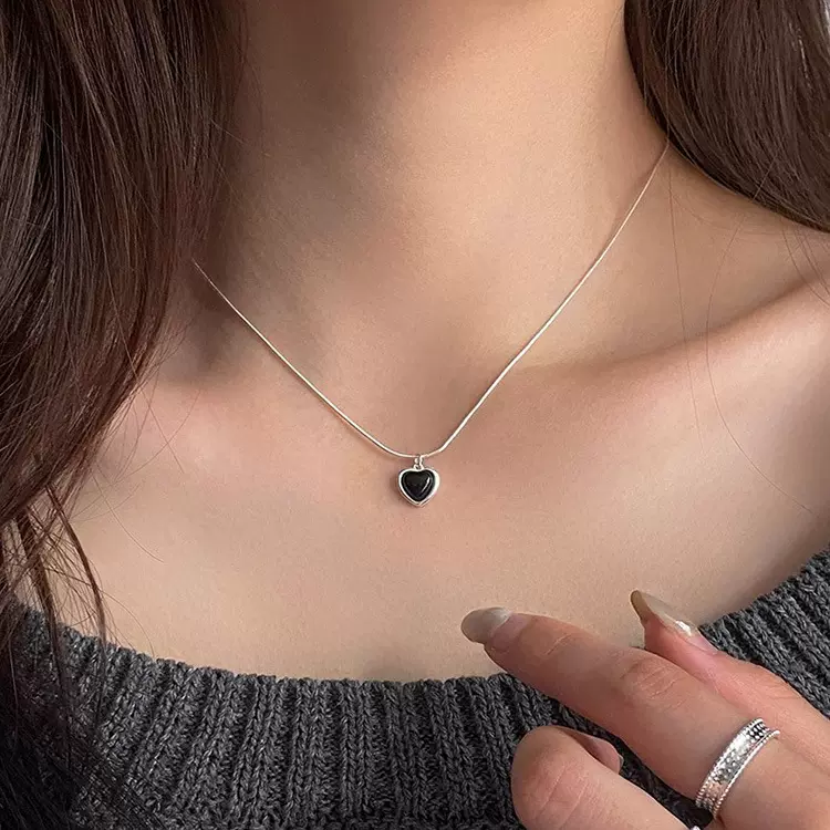 s925纯银爱心黑玛瑙项链女银边心形蛇骨链法式复古风暗黑桃心项饰