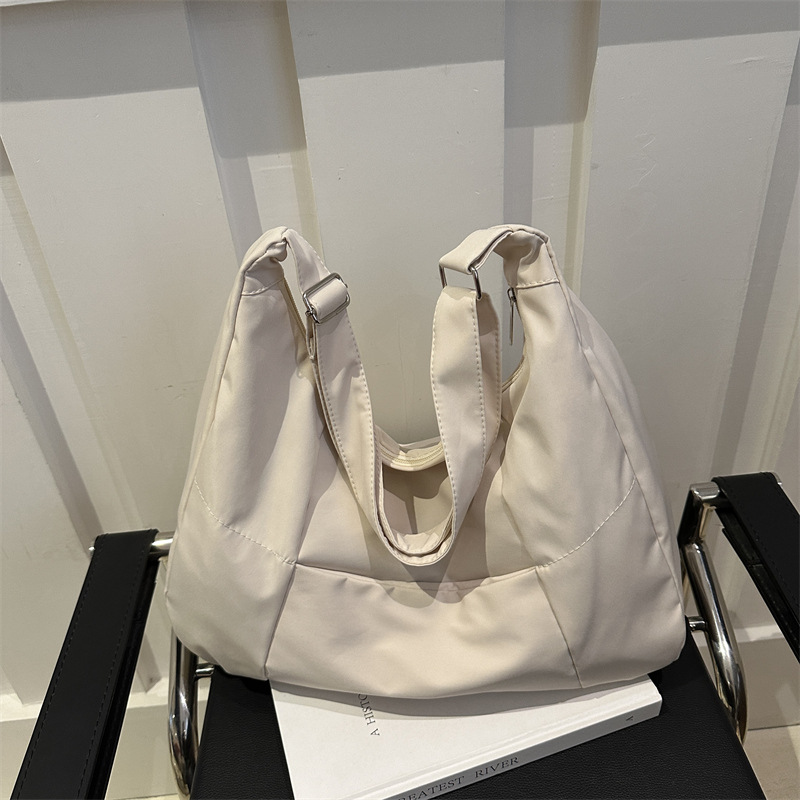 Bolsa de moda simple de invierno 2024 nuevo paquete de bolsillo de gran capacidad simple de estilo coreano bolsas de hombro casuales de brazo