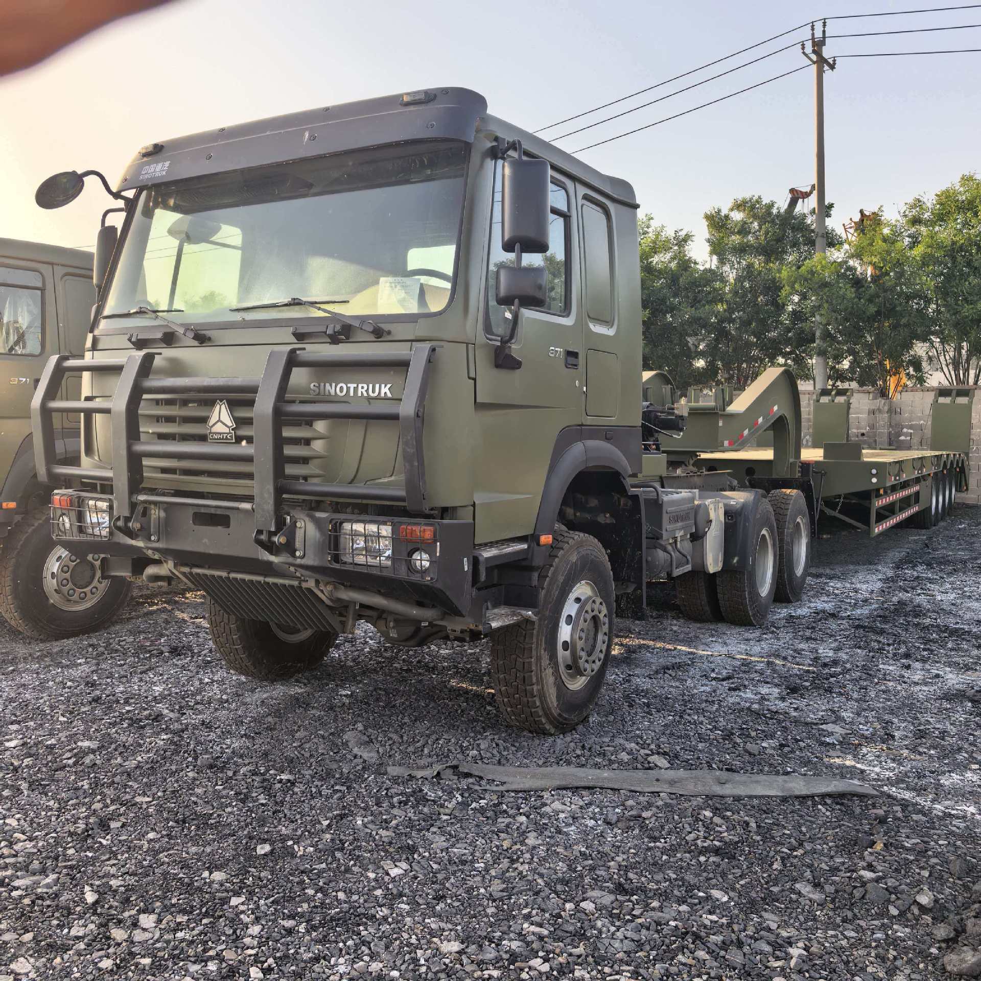 Cross-Border Export of Low-Platform Semi-Trailers to Africa and the Middle East, Engineering Machinery Transport Semi-Trailers, Four-Axle Low-Platform Trailers