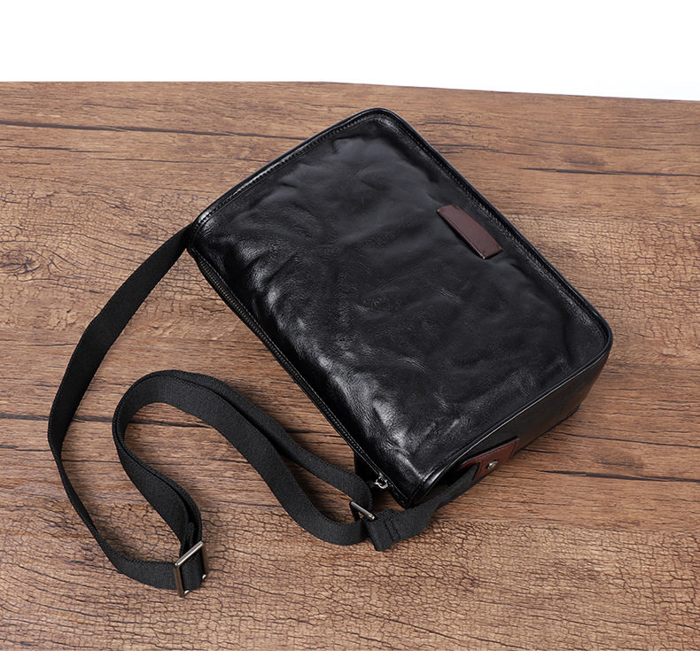 Túi đeo chéo nam da bò thật 29×11×17 cm phong cách đường phố — 3019 giá đặc biệt, Màu đen da thực vật, Da cầm tay màu đen chi tiết 34