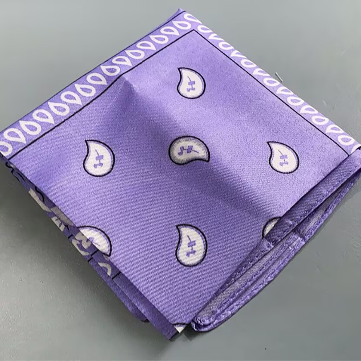 Квадратный шарф с цветком кешью светло-фиолетовый