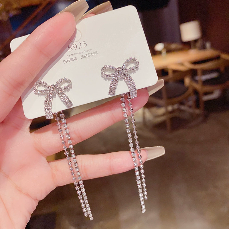 Серебряная игла с бантом, серьги, цепочка, пробы серебра 925, инкрустация бриллиантами, городской стиль, яркий запоминающийся стиль, обтягивающий