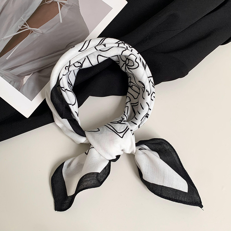 Bufandas de seda cuadrada alta sensación 2025 nuevo estilo idílico estilo coreano de estilo de viaje de seda pequeña bufandas de seda cuadrada bufandas al por mayor