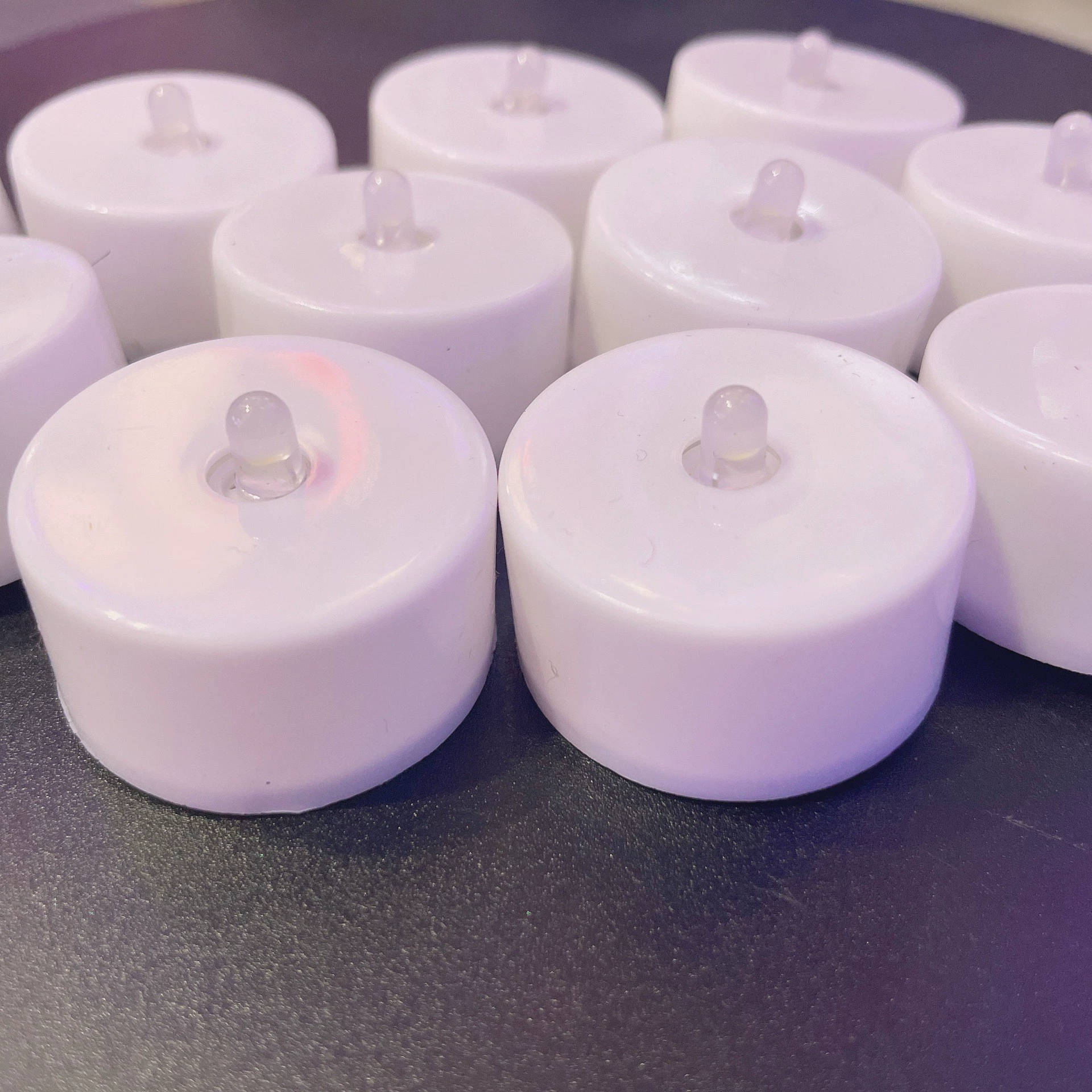 Тщательно отобранные производители, светодиодные маленькие чайные свечи для белого свадебного предложения, декоративные реквизиты, имитирующие круглые бездымные цифровые маленькие свечи