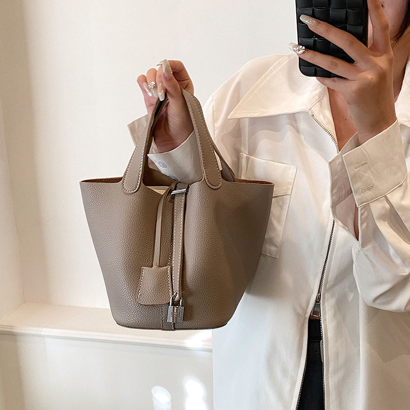 Bolsa de diseño de nicho de alta gama para mujeres 2023 nueva moda de moda simple bolsa de cubo popular bolsa de cesta de verduras portátil