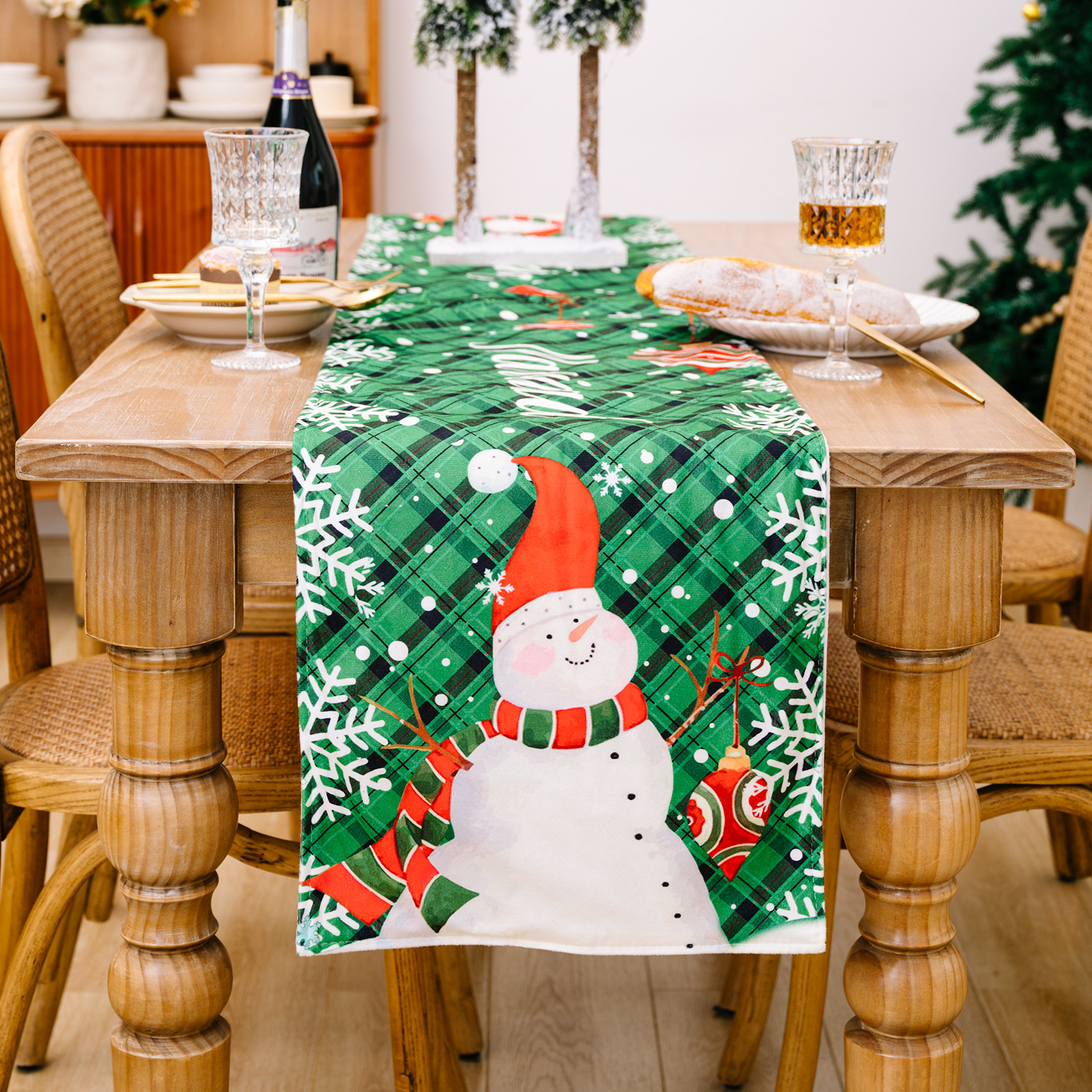 Christmas New Christmas Table Runner Red and Green Snowflake Plaid Snowman Table Runner for the Elderly Home Atmosphere Decorations_voghion.com