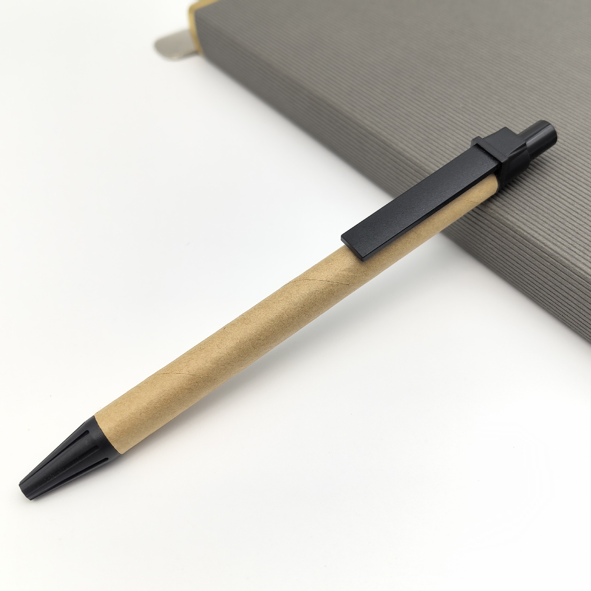 Nuevo comercio de papel kraft verde bolígrafo de presión personalizado logotipo de impresión de lápiz de tubo de papel bolígrafo al por mayor