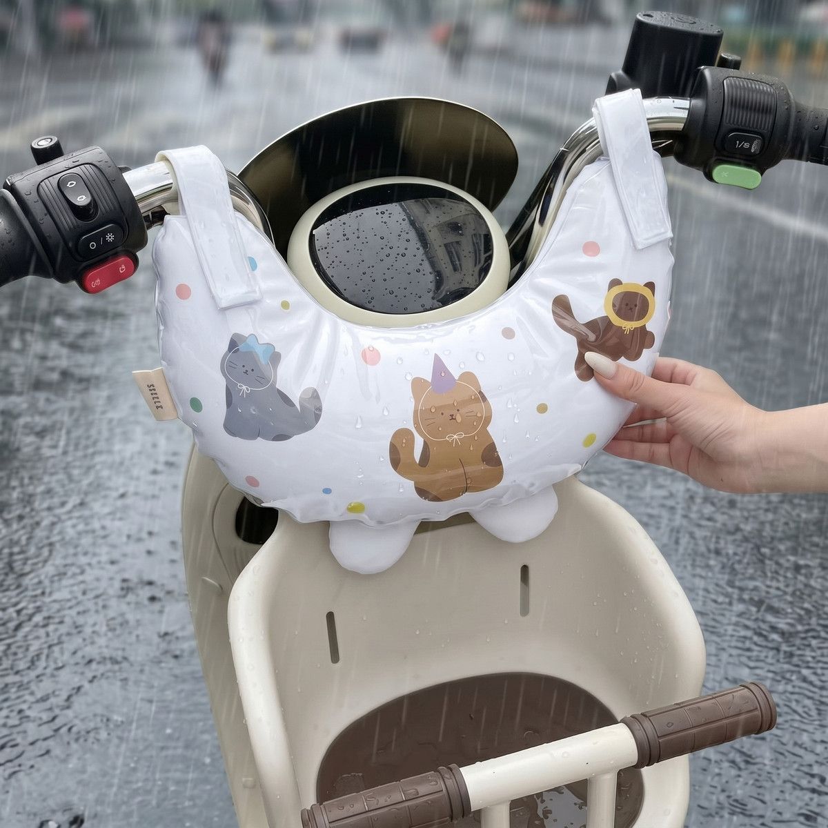 Children's electric vehicle four-season anti-collision head protector, waterproof soft cushion, universal front-mounted baby seat for electric bikes