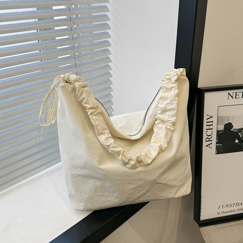 Versión coreana del bolso de mensajero de estilo perezoso para mujer 2024 nuevo bolso de bola de masa deportiva de ocio de moda bolso de hombro de tela de nailon de gran capacidad