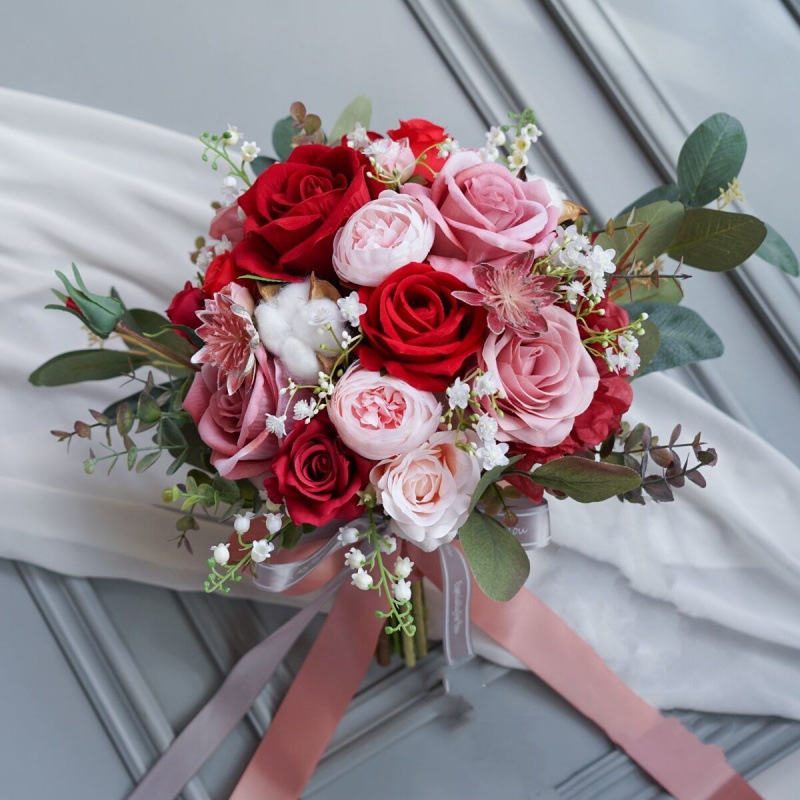 手に花を持つ新婦の韓国式結婚式の領収書のシミュレーションの花束の森系のウェディングドレスの撮影の道具の手に花をささげます。|undefined
