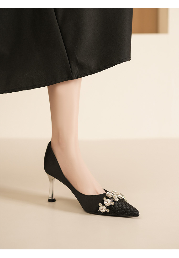 7666-5 Escarpins ultra hauts à motif écossais en cristal de style coréen, décolletés sur les côtés, ornés de perles et de métal._voghion.com