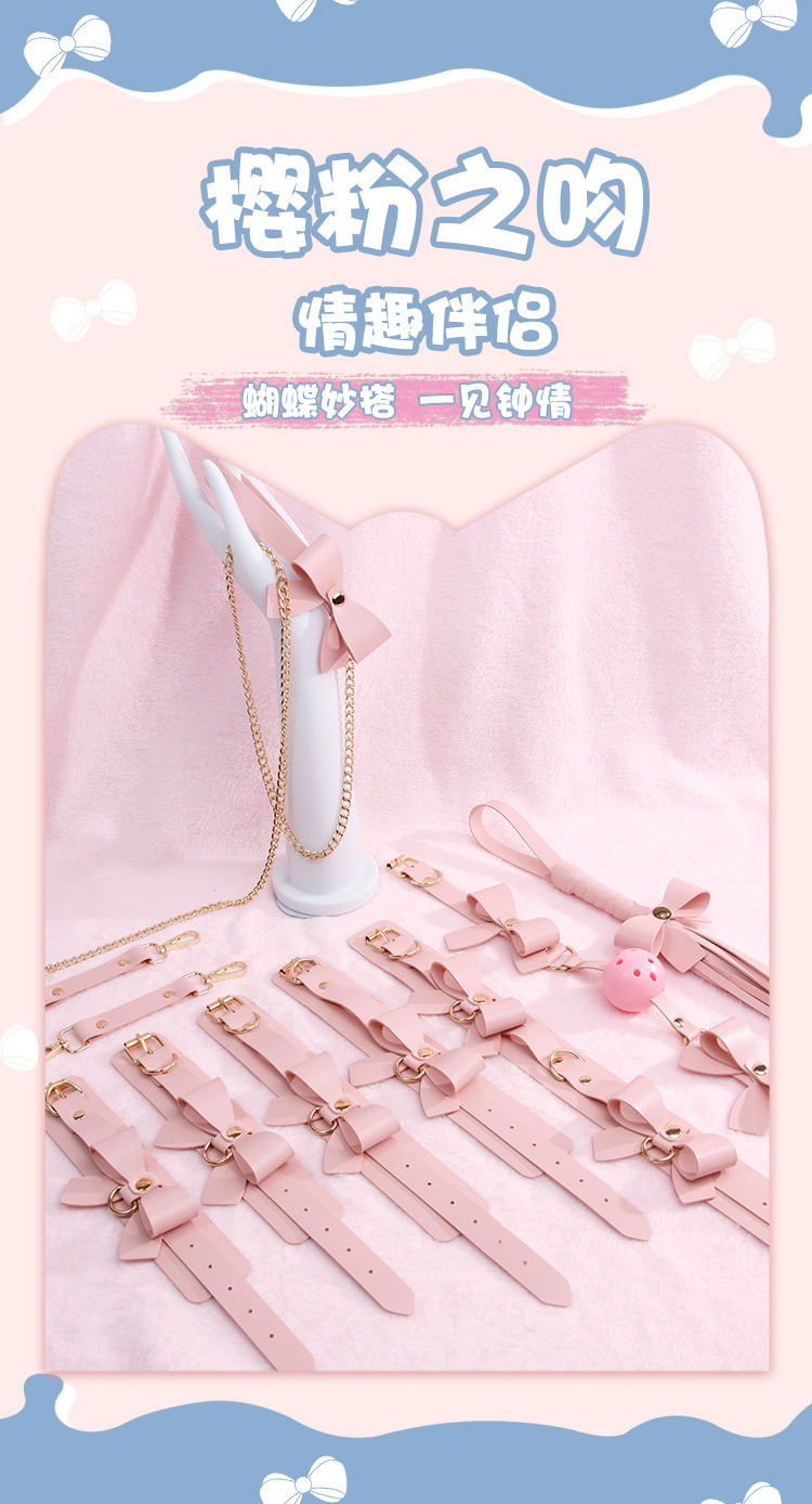 SM Bow Restraint Kit with Nipple Clamps, Handcuffs and Short Whip in Black PVC — detail image 22
