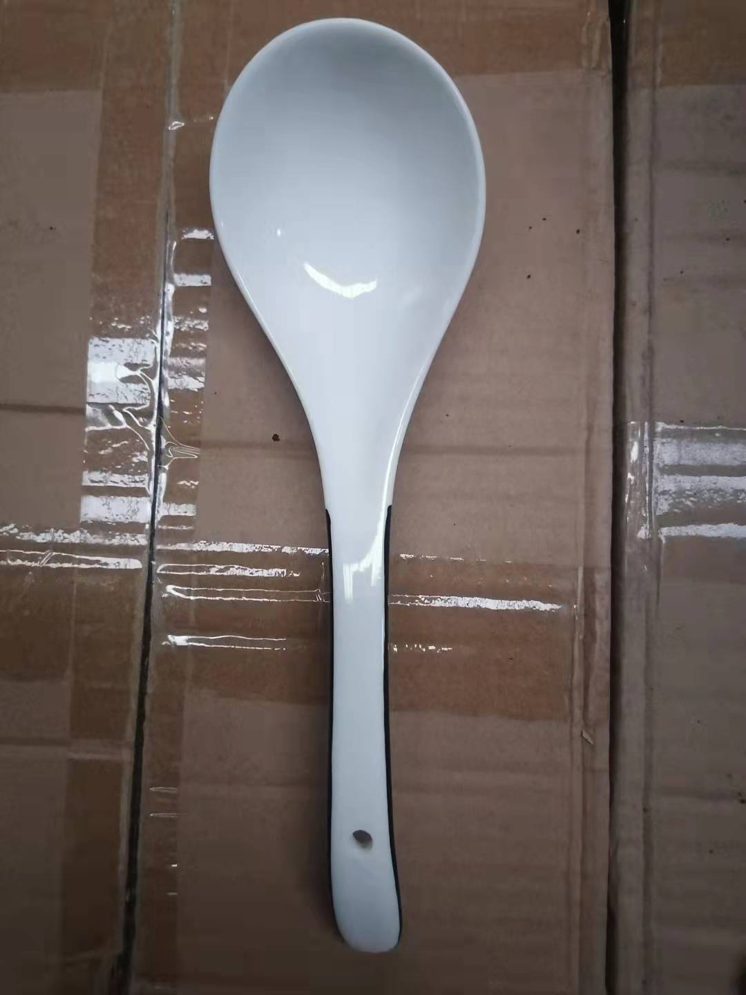 Cucharas de cerámica al por mayor, blancas puras con bordes negros, cucharas para sopa, cucharas para arroz, cucharas de mango largo con forma de cisne, vajilla diaria, utensilios de mesa estilo occidental.