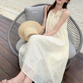 重工刺绣提花吊带连衣裙女夏季2025新款温柔甜美初恋裙度假风长裙