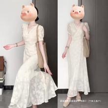 新中式白色v领碎花连衣裙子女夏季2024新款高端精致气质收腰长裙