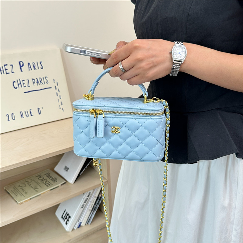 Chanel üslubunda kiçik kvadrat çanta, zəncirli və yorğanlı