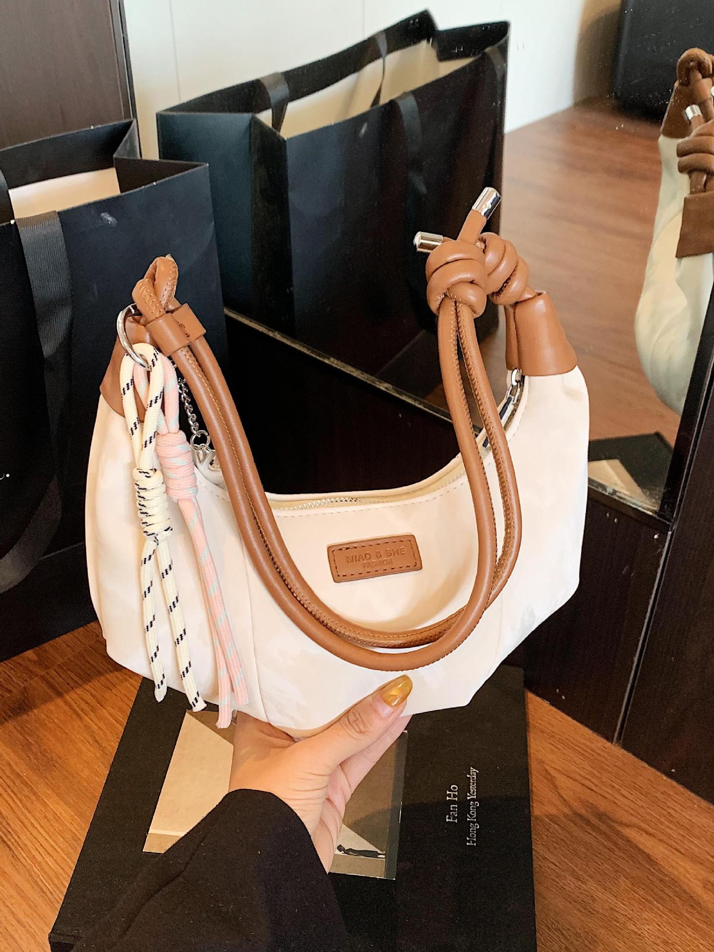 Bolsa de brazo simple coreana para mujeres 2025, nueva bolsa de hombro de empalme extranjero para trabajar, bolsa de mochila ocio