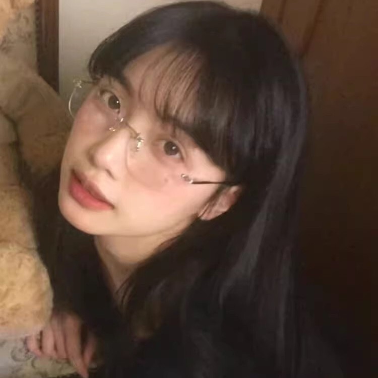 穏やかで枠なしのメガネの女性の近視は度数の枠の高智感を配合することができます。|undefined