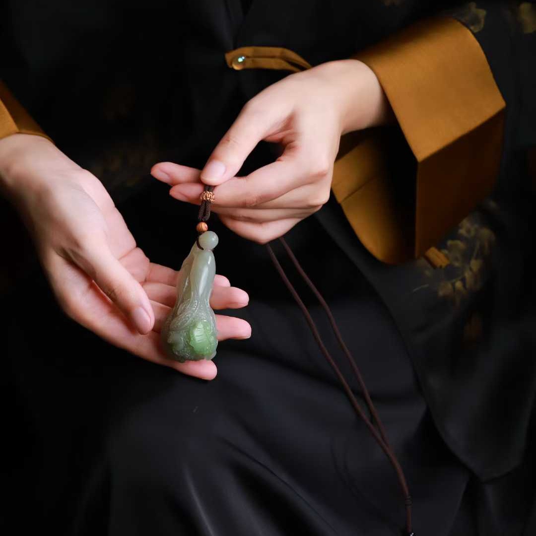 玉器工艺品天然新疆和田玉青海料老料俏翠色白菜吊坠男女挂件送证