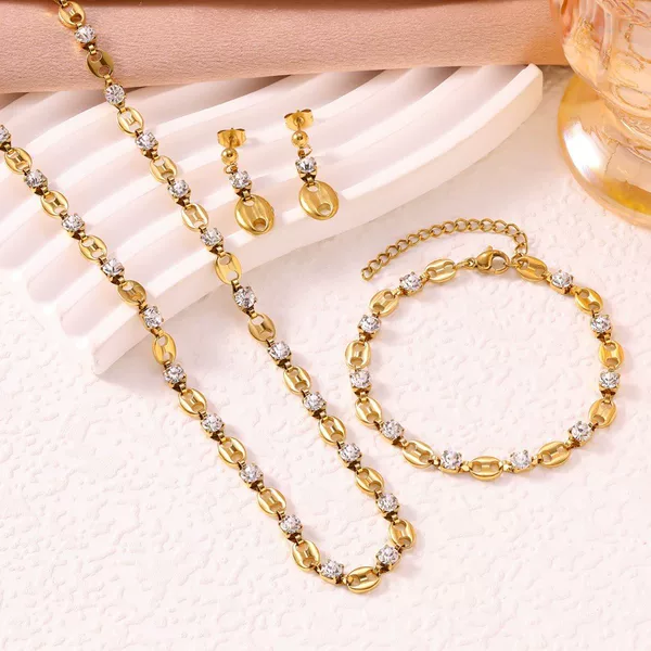 High-End 18K Gold Paperclip Clasp Zircon-Inlaid Necklace, Bracelet, and Stud Earrings Set for Women, Stainless Steel Pig Nose Jewelry Set
