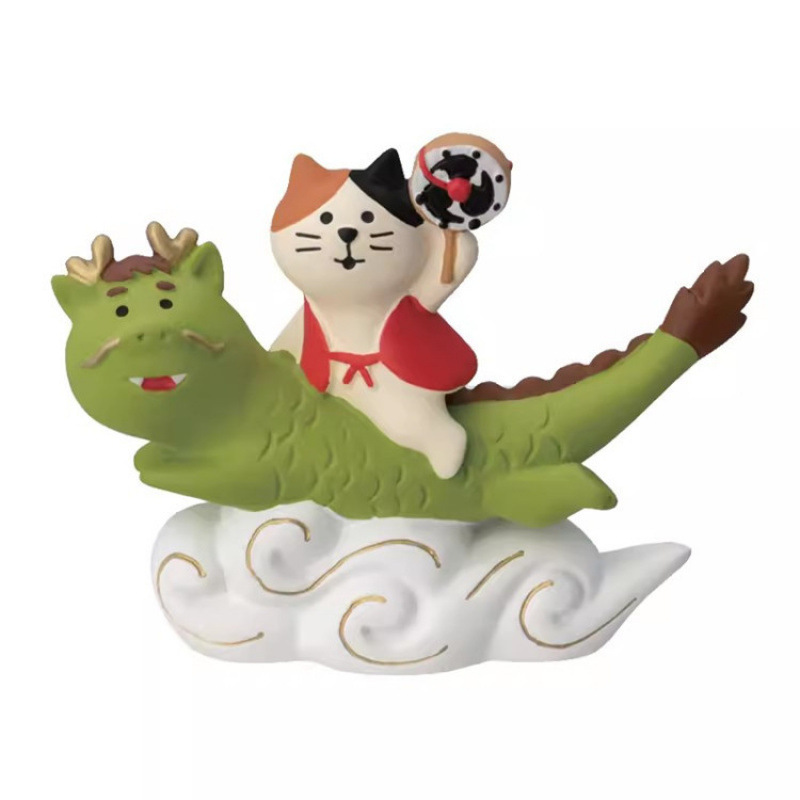 용을 타고 있는 새끼 고양이