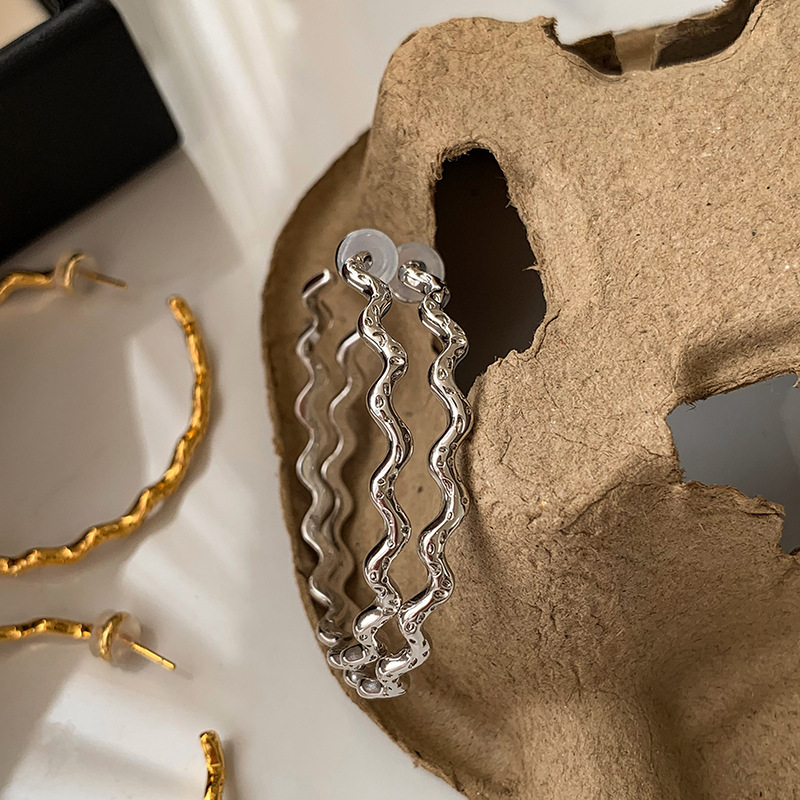 Pendientes de anillo de metal ondulado de aguja de plata de galvanoplastia de oro real Pendientes de diseño exagerado europeo y americano Pendientes de sentido avanzado de moda para mujer