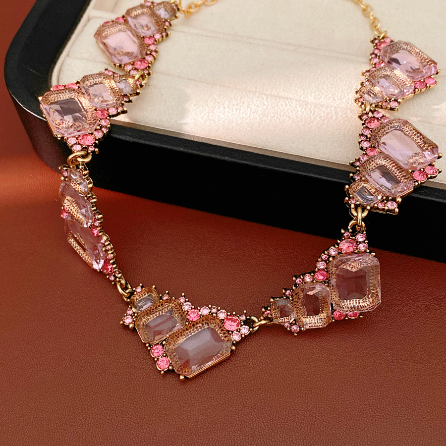 Collar cuadrado de color rosa con diamantes geométricos irregulares, lujo ligero, nicho, cadena de clavícula, conjunto de joyas de alta calidad.