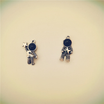 太空人饰品配件合金复古举抱星星挂件耳饰手链吊坠DIY宇航员现货