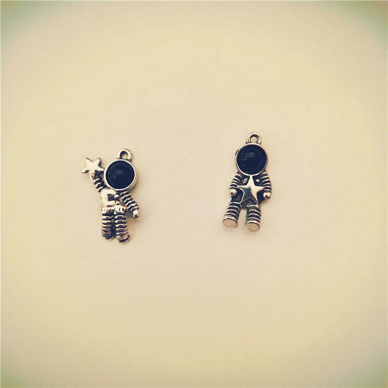 太空人饰品配件合金复古举抱星星挂件耳饰手链吊坠DIY宇航员现货