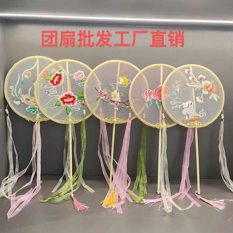 子供の新型古風団扇の漢服は刺繍の宮扇の円形の異形の扇子の観光地区を飾って写真を撮ります。|undefined
