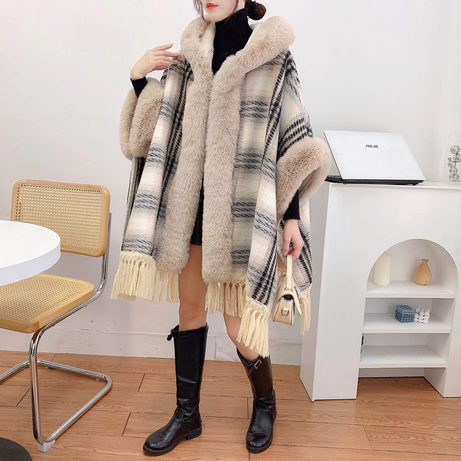 冬季斗篷披肩外套女新款时尚加绒加厚流苏连帽毛领中长款大衣甜美