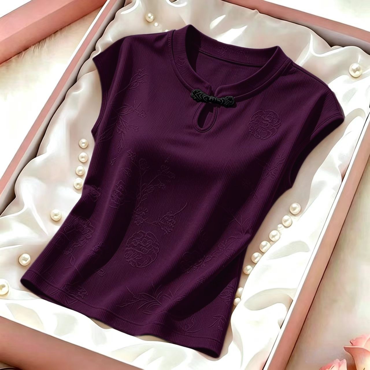 New style red jacquard short-sleeved shirt for women, featuring a Chinese-style collar, perfect for summer and embodying a refined, traditional Chinese aesthetic