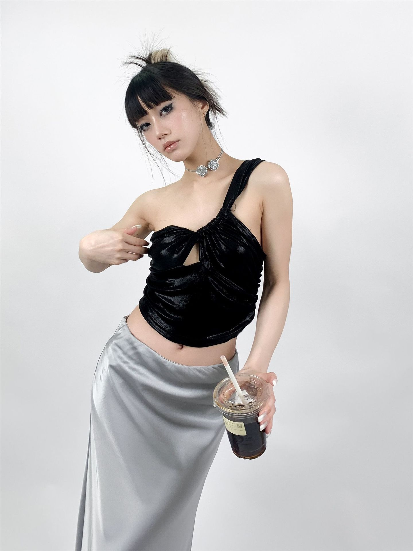 2025 summer metallic silver Thai small suspender wearing music festival hot girl pleated strapless bra and oblique shoulder halter neck vest