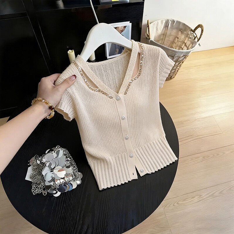 Áo thun nữ cổ V tay ngắn đính đá phong cách Chanel — màu mơ chi tiết 4