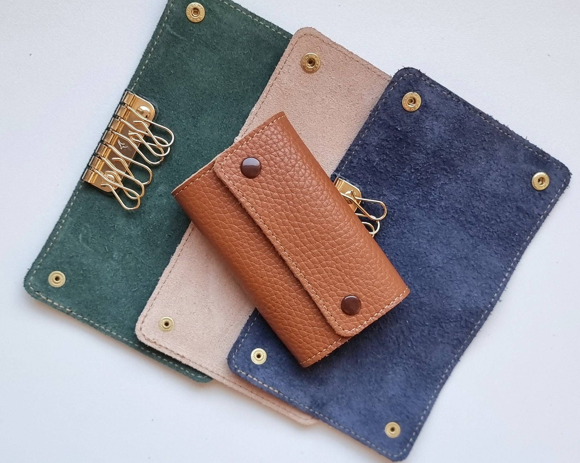 Short handheld capacious key bag