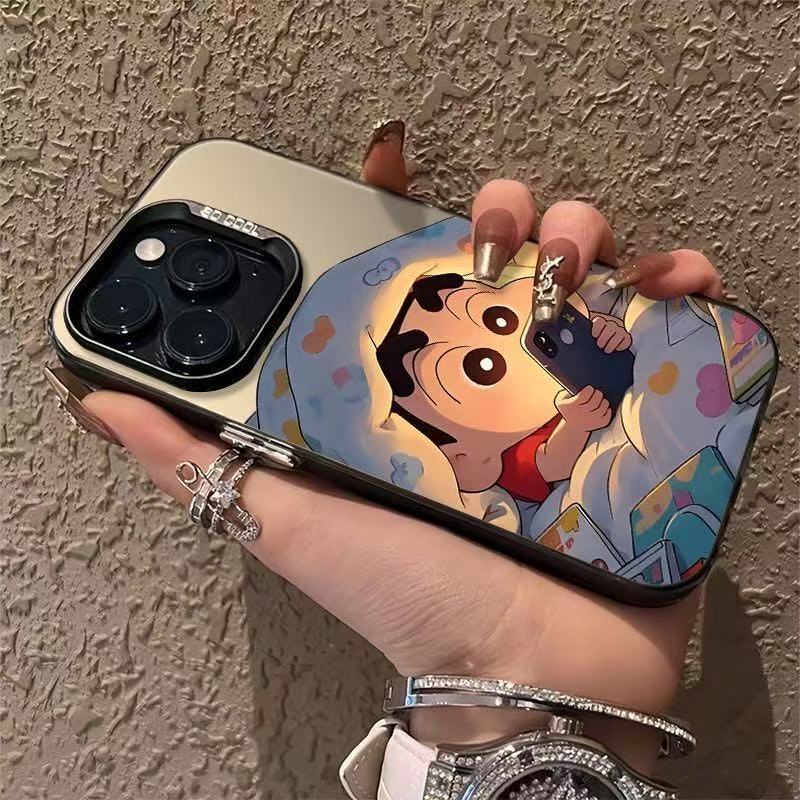 Apple 16Pro 携帯電話ケース iPhone15/14ProMax 新型 13Pro/12 に適したベッドの下のしんちゃん|undefined