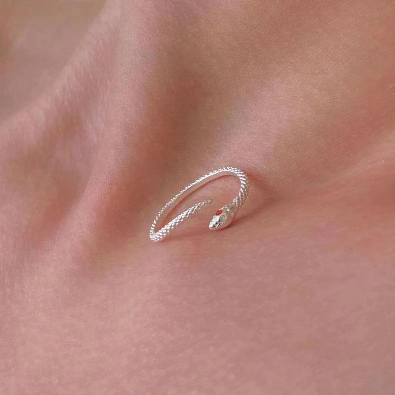 Minimalistisk ormring med röda ögon designersmycke_voghion.com