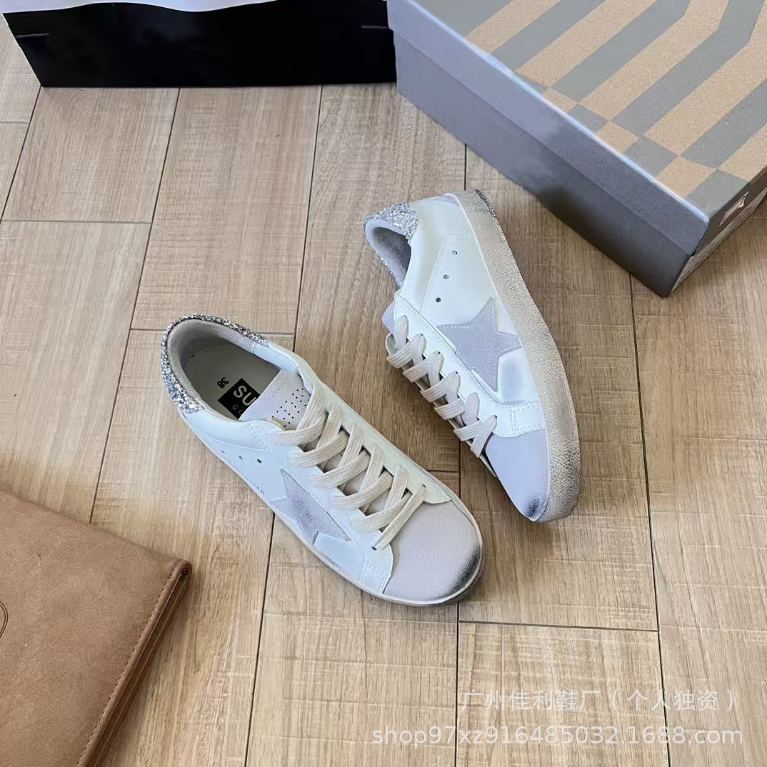 Las estrellas de alta versión hacen viejos pequeños zapatos sucios mujeres 2025 nuevos zapatos blancos planos en el interior para aumentar los zapatos casuales de gran tamaño de la pareja