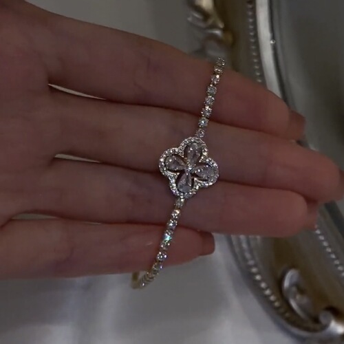 Micro-paved zircon crystal four-leaf clover bracelet, adjustable bracelet, same style light luxury style lady bracelet