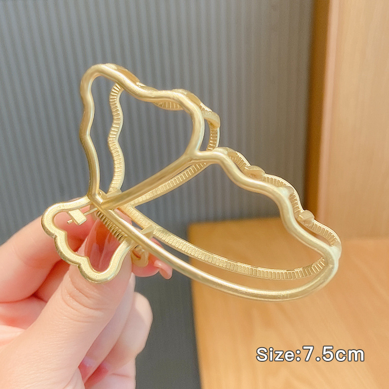 145 # mariposa hueca dorado