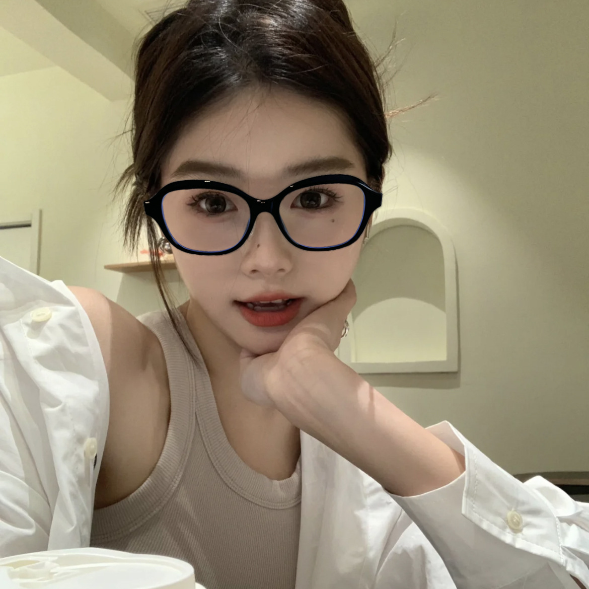 Nuevo marco negro liso cara redonda anti-azul gafas de luz pequeña fragancia viento Red rojo Maillard gafas lisas hombres y mujeres fabricantes en stock