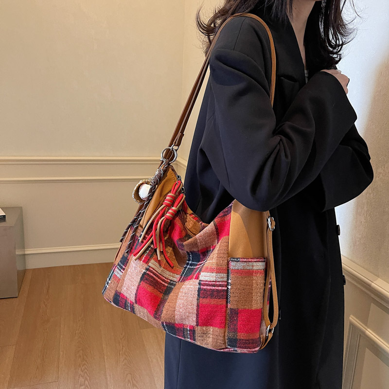 Bolso de gran capacidad de color de choque de ocio y desplazamiento 2025 nuevo bolso trasero de hombro femenino de otoño e invierno bolso especial de hombro único