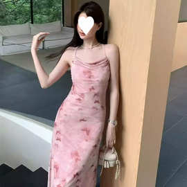 吊带连衣裙2026夏季新款法式纯欲辣妹粉色蝴蝶碎花露背显瘦长裙子